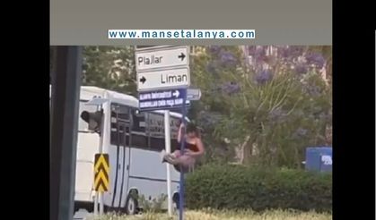 Alanya’da Gündüz Vakti Şok Görüntü: Turist, Yön Levhasına Çıkıp Direk Dansı Yaptı