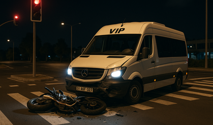 VIP Tur Minibüsü Kırmızı Işıkta Geçti: Motosiklet Sürücüsü Hayatını Kaybetti