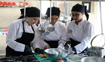 ALKÜ Mutfağında Chopstick Mesaisi! Uzakdoğu Lezzetleri Alanya’ya Taşındı