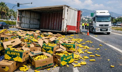 Alanya’dan Yüklenen Muzlar Yola Saçıldı: Kamyonun Kasası Yolda Kaldı