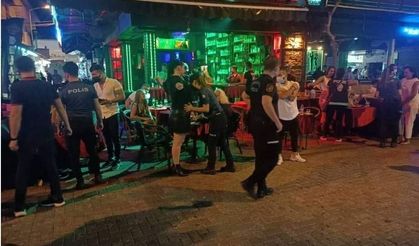 Alanya Barlar Sokağı’nda 6 Yoklama Kaçağı ve Kaçak Alkol Operasyonu