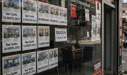 ALANYA’DA EMLAK PİYASASI KİLİTLENDİ: VİTRİNDEKİ BİR YILLIK İLANLAR GERÇEĞİ ELE VERİYOR