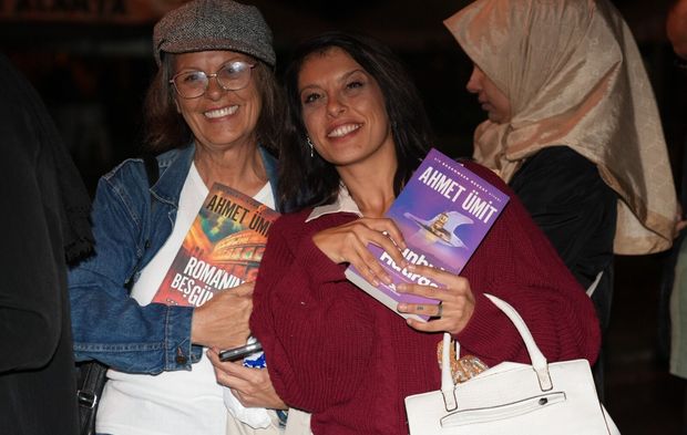 Güneş, Deniz, Kum ve... Kitap! Alanya Bu Kez Sayfaların Tadını Çıkardı