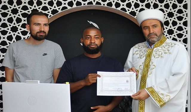 Hollandalı Brandon Landvreugd Alanya'da Müslüman Oldu