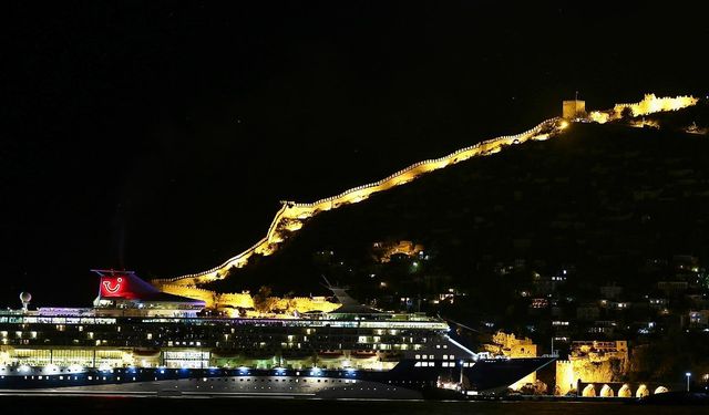 Alanya Limanı, Sezonun En Yoğun Günlerinden Birine Ev Sahipliği Yaptı