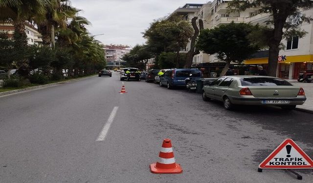 Alanya’da Şok Kaza: 16 Yaşındaki Genç, Polise Çarptıktan Sonra Kaçtı