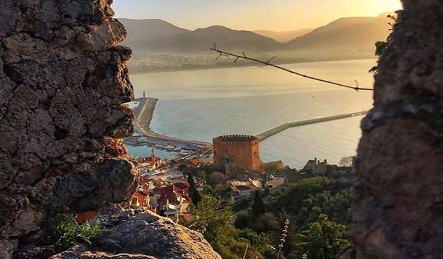 Rusya’da Yılbaşı Fiyatları Uçtu, Antalya Ekonomik Cazibesini Koruyor. Antalya %30 Daha Ucuz