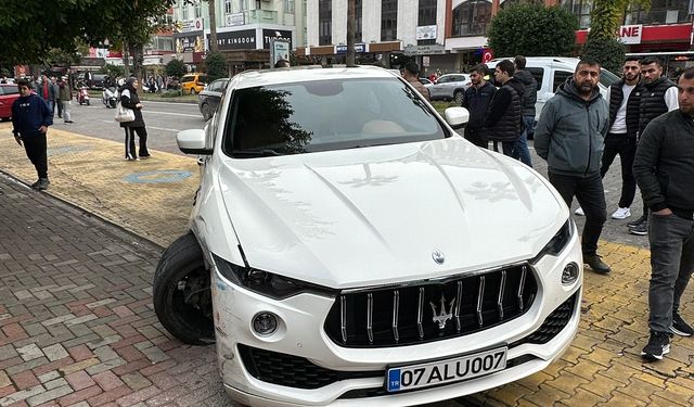 Alanya’da Trafikte Terör: Beyaz Maserati 6 Araca Çarptı. Olay yerinden sıcak görüntüler