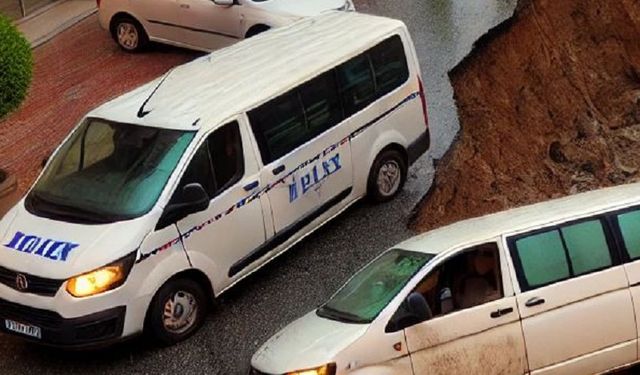 Alanya’da Şiddetli Yağış Yol Çökmesine Neden Oldu: Araçlar Çukura Düştü