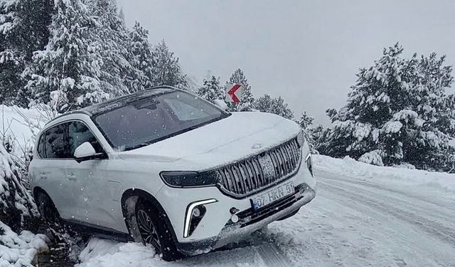 Alanya Kuş Yuvası Yolu’nda Yoğun Kar Yağışı ve Buzlanma: Araçlar Yolda Mahsur Kaldı