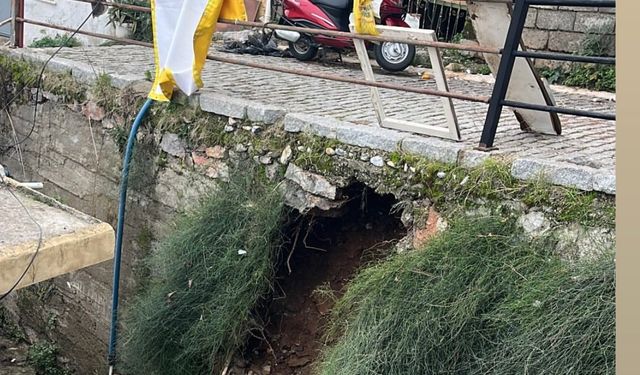 Alanya Çarşı Mahallesi’nde Deprem Sonrası Yol Çökmesi Yaşandı