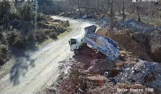 ALANYA BELEDİYESİ'NDEN KAÇAK MOLOZ VE HAFRİYAT DÖKÜMÜNE FOTOKAPANLI TAKİP