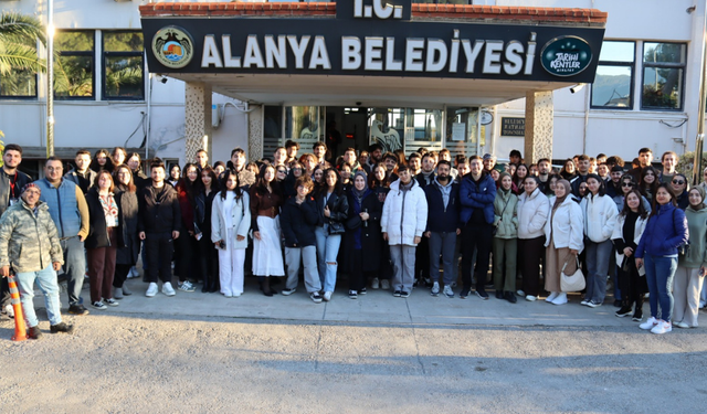 Antalya’nın En Kalabalık Çevre Temizlik Etkinliğinin Ardından Gençler Çevre Çalıştayında Buluştu