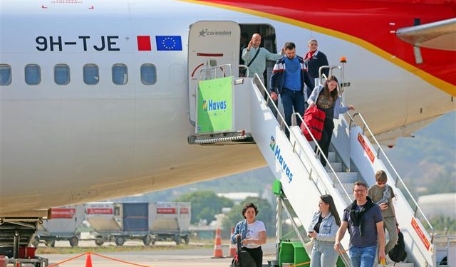 Baltık Pazarından Sezonun İlk Uçağı Antalya’ya Dolu Geldi