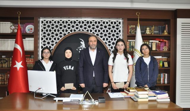Alanya’da Çanakkale Ruhu Resimlerle Canlandı: Gençler Ödüllerle Taçlandırıldı