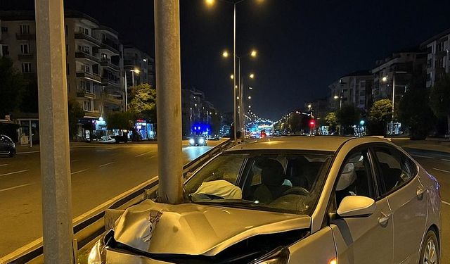 Direksiyon Hakimiyetini Kaybeden Sürücü Refüje ve Bariyerlere Çarptı: 1 Yaralı