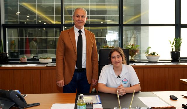 BAŞKAN ÖZÇELİK KOLTUĞUNU SUDENAZ’A DEVRETTİ