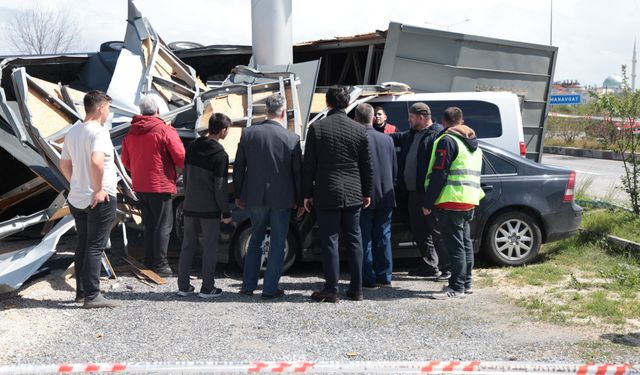 Manavgat’ta Hortum Felaketi: Mobilya Atölyesi ve Araçlar Hasar Gördü