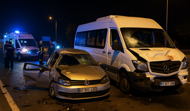 Alanya da Turist Servisi ve Otomobil Çarpıştı: 2 Ölü, 7 Yaralı