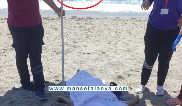 Kleopatra Plajı’nda yaşlı turist Hayatını Kaybetti, Tatilciler Umursamadan Denize Girmeye Devam Etti!