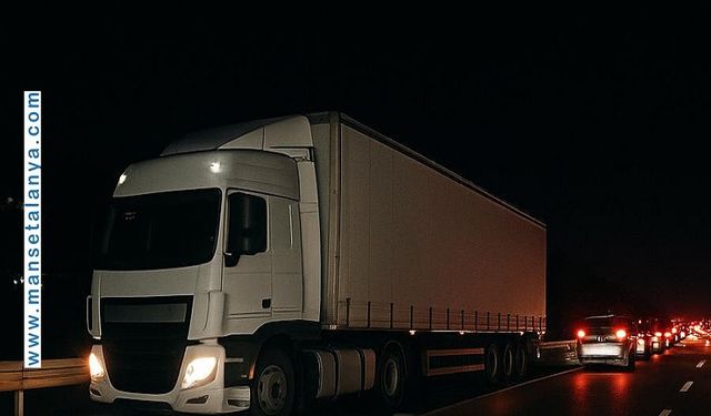 Alanya-Gazipaşa Yolunda Trafik Felç: Tır Sürücüsü Direksiyon Başında Rahatsızlandı