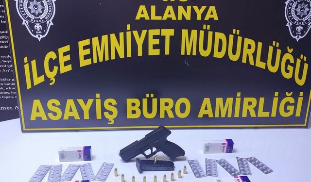 ALANYA DA GECE YARISI ŞÜPHE UYANDIRDI: ÜZERİNDEN SİLAH VE YÜZLERCE UYUŞTURUCU HAP ÇIKTI