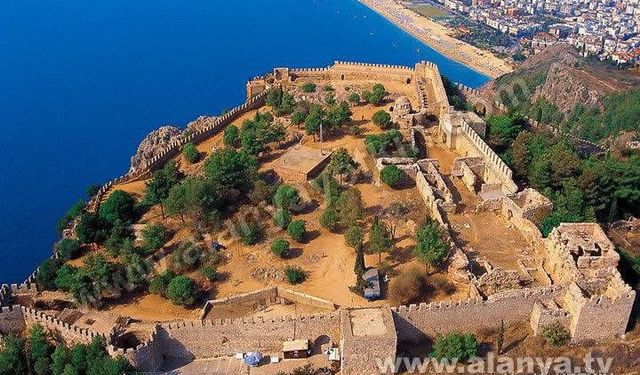 Alanya Kale İçinde Vahşet: Tarihi Yapıda Taş Söküp Ateş Yaktılar