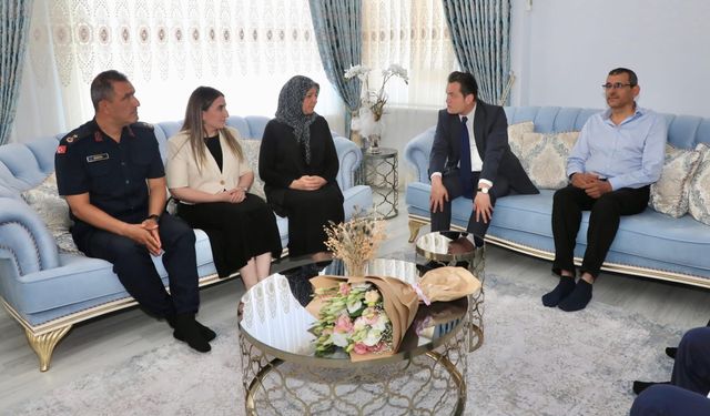 “Emanetiniz Baş Tacımız”: Alanya’nın Yeni Kaymakamı İlk Mesaisinde Şehit Ailesinin Kapısını Çaldı