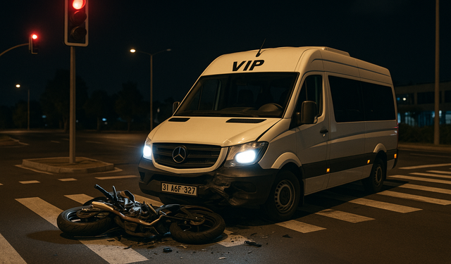 VIP Tur Minibüsü Kırmızı Işıkta Geçti: Motosiklet Sürücüsü Hayatını Kaybetti