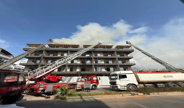 Alanya Oba’da İnşaat Yangını: Dumanlar Gökyüzünü Kapladı, İtfaiye Zamanında Yetişti