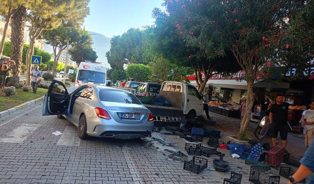 Mahmutlar’da Kaldırımda Feci Kaza: Genç Kadın Ağır Yaralandı