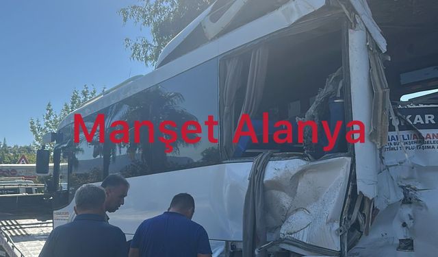 Konaklı’da Halk Otobüsü ile Tur Otobüsü Çarpıştı