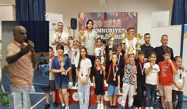 Rakipler Mat Oldu, Cumhuriyet Kazandı! Alanya’da Satranç Rüzgârı