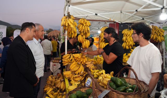 ALANYA’DA MEYVELER COŞTU, ŞEFLER YARIŞTI, VATANDAŞ TAŞTI!