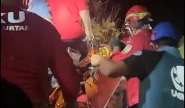 Kayalıklarda Mahsur Kalan Turistler AKUT Alanya Tarafından Kurtarıldı