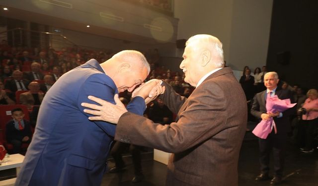 24 Kasım’da Unutulmaz An: Özçelik’i Gözleri Dolu Dolu Bırakan Sürpriz!