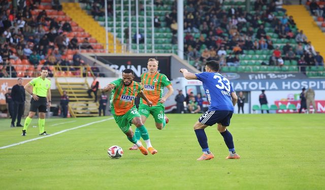 Alanyaspor İlk Yarıda Öne Geçti, İkinci Yarıda Yıkıldı!