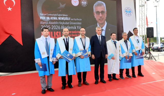 ALKÜ’de Beyaz Önlük Heyecanı: Bakan Memişoğlu Öğrencilerle Buluştu