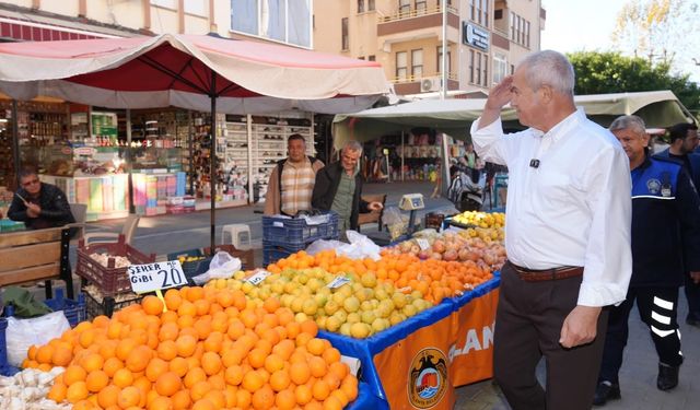 Tezgâh Başında Siyaset: Başkan Özçelik Cuma Pazarı’nda Nabız Tuttu