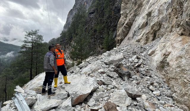 Büyükşehir ekipleri Alacami’de zamana karşı yarıştı: Heyelan yolu kapattı, ekipler açtı