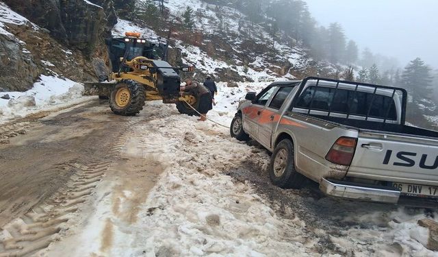 Taşatan yolunda kar esareti: Büyükşehir ekipleri mahsur kalanları kurtardı