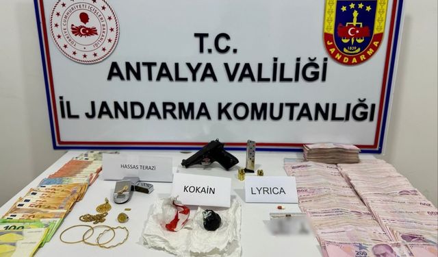 Alanya’da Jandarmadan Uyuşturucuya Darbe: Evden Kokain, Silah ve Yüklü Para Çıktı