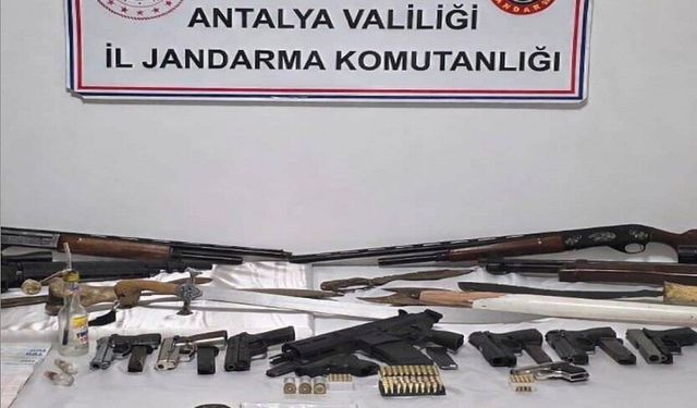 Jandarmadan Konyaaltı’nda Nokta Operasyon: Silah, Uyuşturucu ve Yüklü Para