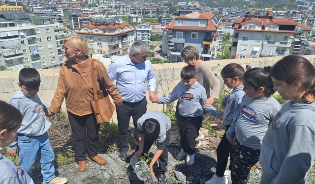 ALÇED’DEN GELECEĞE NEFES: KEÇİBOYNUZU FİDANLARI ÇOCUKLARLA TOPRAKLA BULUŞTU