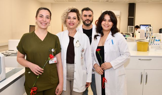 “Mikroskobun Kahramanlarına Karanfilli Teşekkür”