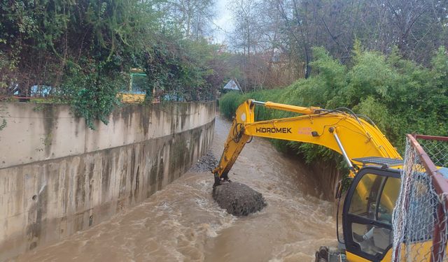 ALANYA’DA ASFALT, DERE TEMİZLİĞİ VE HEYELAN MESAİSİ! “24 SAAT SAHADAYDIK”