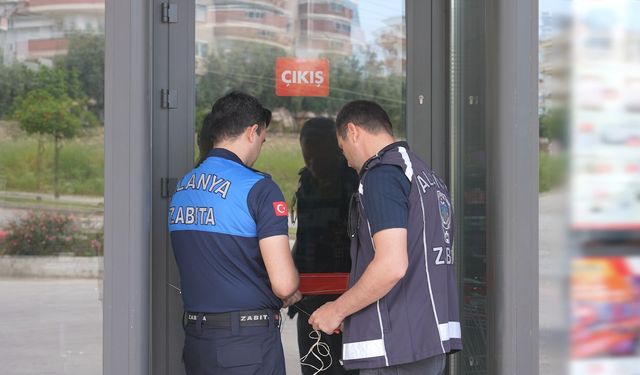 Alanya da Tarihi Geçmiş Tavuk Skandalı! Zincir Market 3 Günlüğüne Mühürlendi