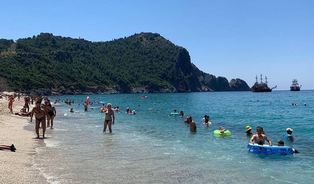 Yerli ve Yabancı Tatilciler Kleopatra Sahili’ne Akın Etti