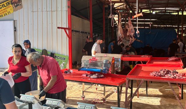 Alanya’da Bayram Sabahı: Danalar Kesilmeye Başlandı