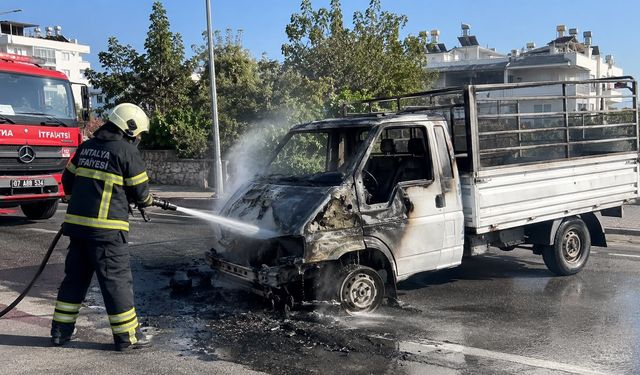 Alanya’da Park Halindeki Kamyonette Yangın Paniği